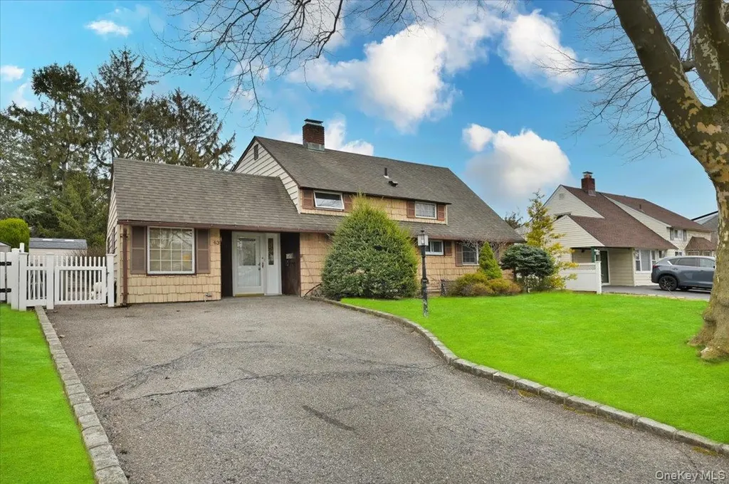 43 Flagstone Lane Westbury NY 11590