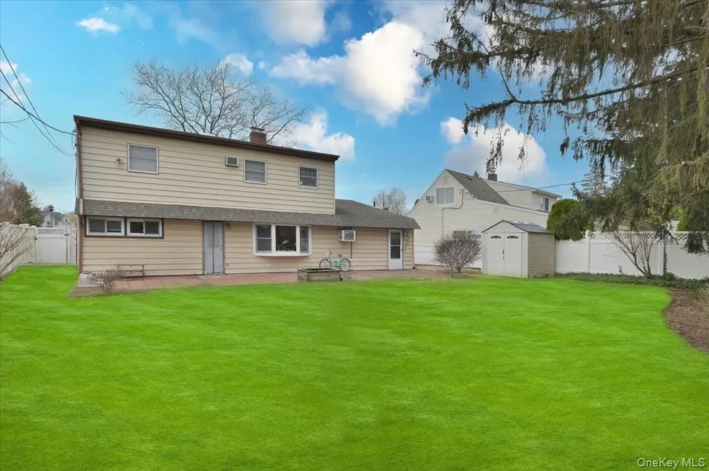 43 Flagstone Lane Westbury NY 11590