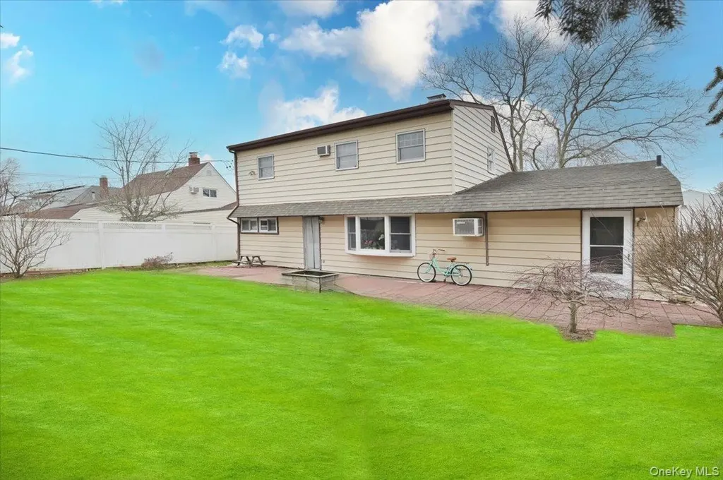 43 Flagstone Lane Westbury NY 11590