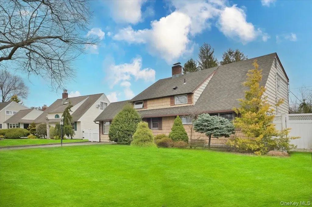 43 Flagstone Lane Westbury NY 11590