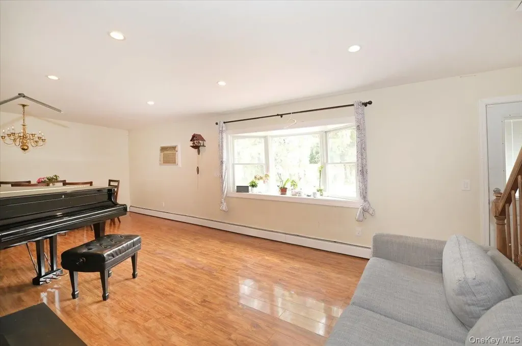 43 Flagstone Lane Westbury NY 11590