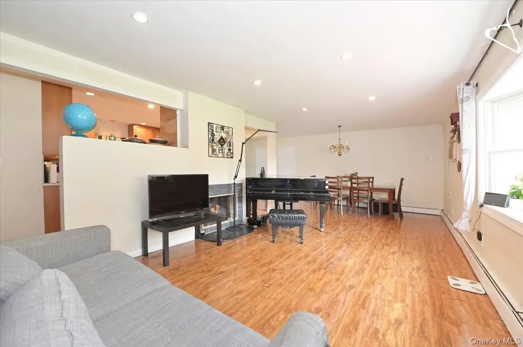 43 Flagstone Lane Westbury NY 11590