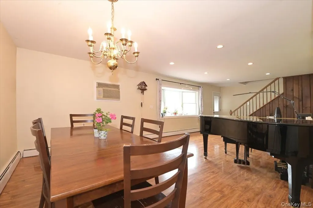 43 Flagstone Lane Westbury NY 11590