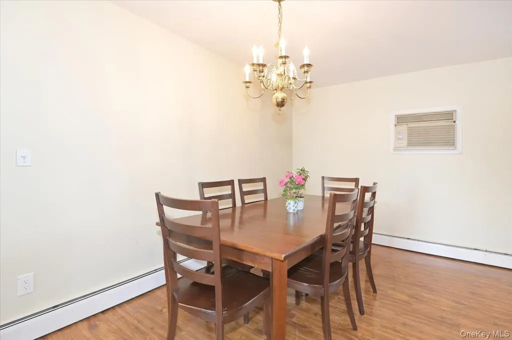43 Flagstone Lane Westbury NY 11590