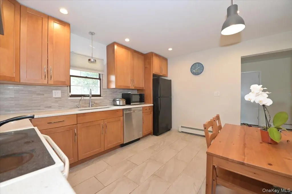 43 Flagstone Lane Westbury NY 11590