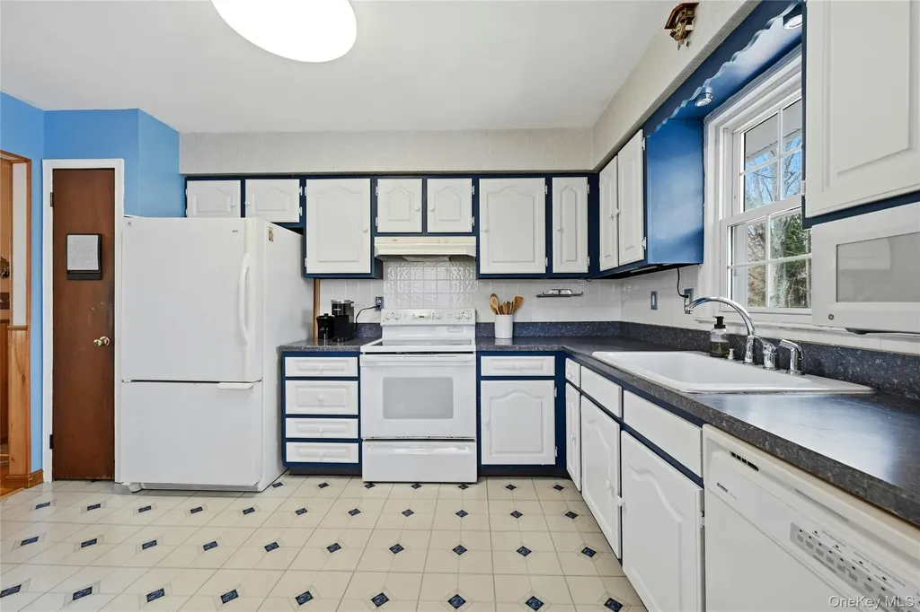 41 N Country Road Shoreham NY 11786