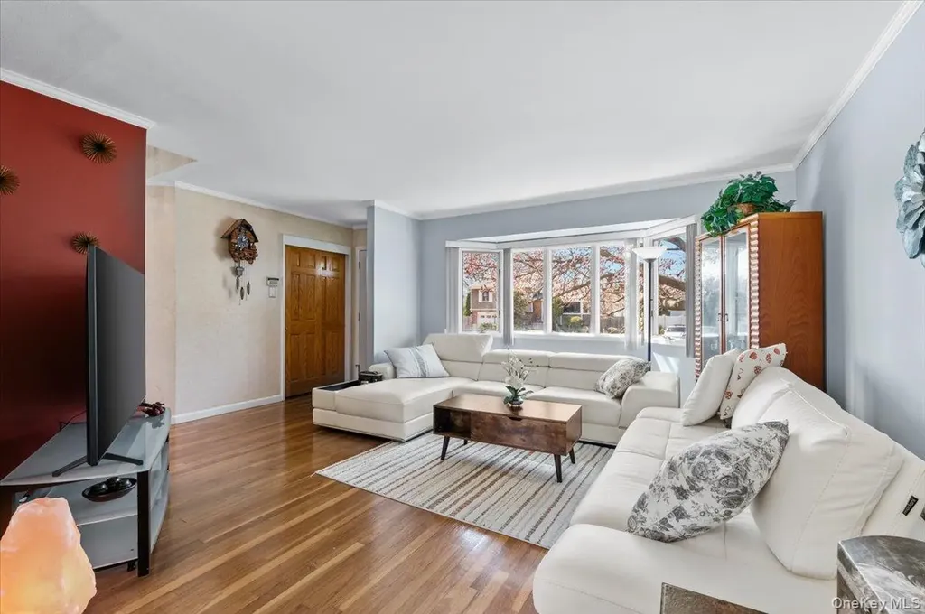 20 Pickwick Drive W Syosset NY 11791