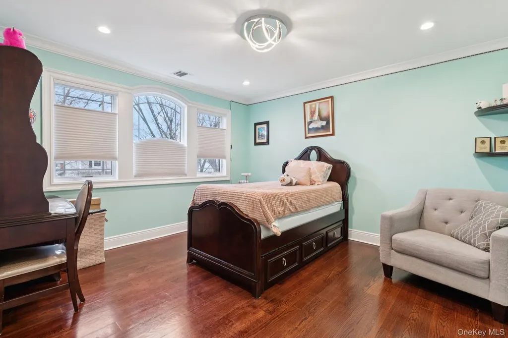 23 Ogden Avenue East Williston NY 11596