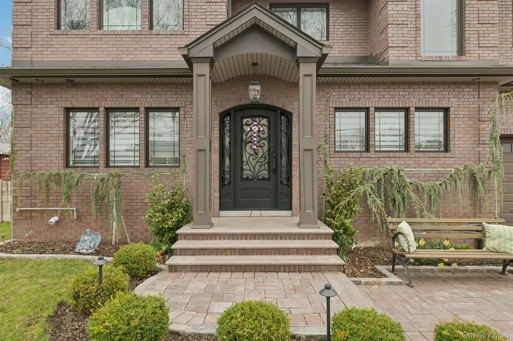 23 Ogden Avenue East Williston NY 11596