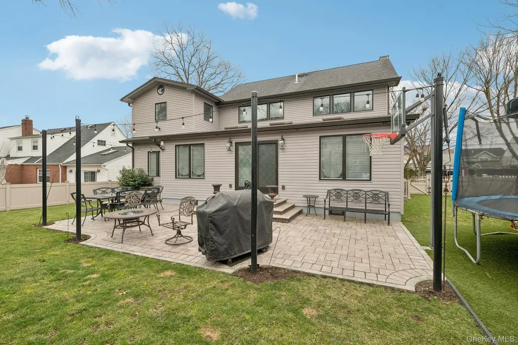 23 Ogden Avenue East Williston NY 11596