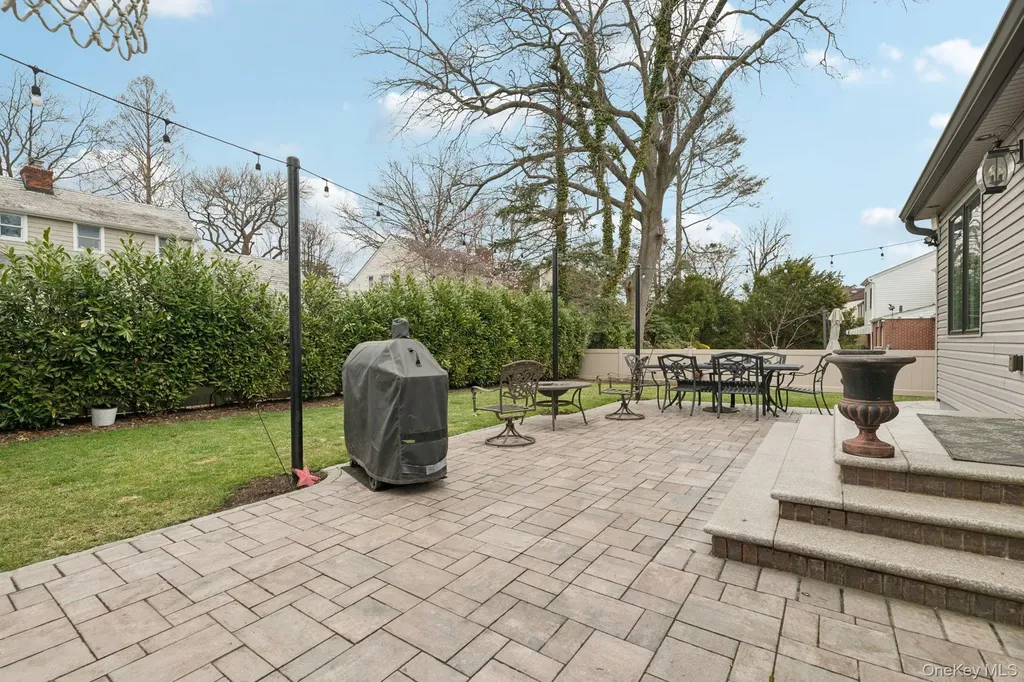 23 Ogden Avenue East Williston NY 11596