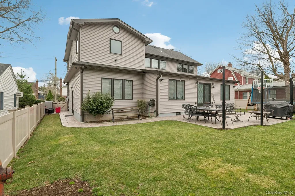23 Ogden Avenue East Williston NY 11596