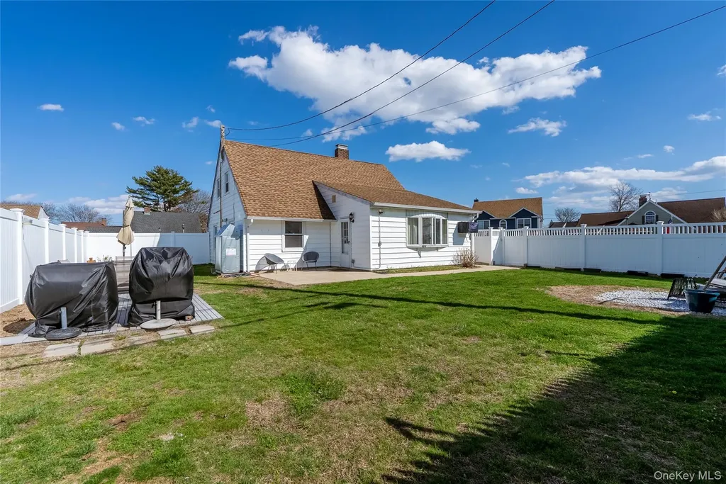 23 Bent Lane Levittown NY 11756