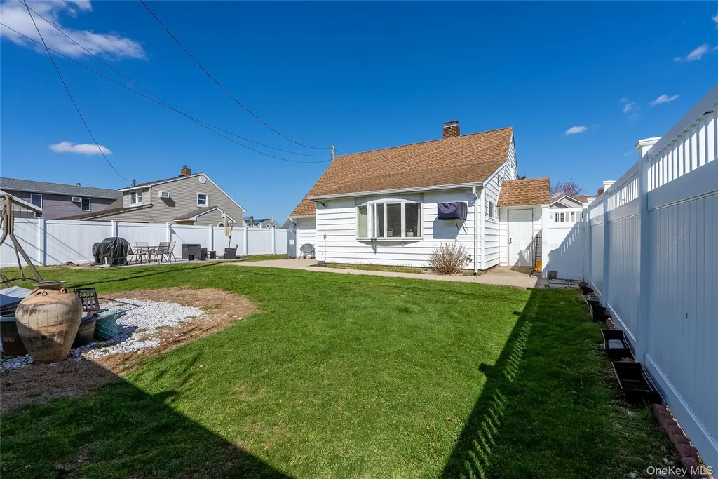 23 Bent Lane Levittown NY 11756