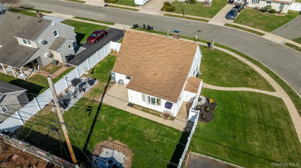 23 Bent Lane Levittown NY 11756