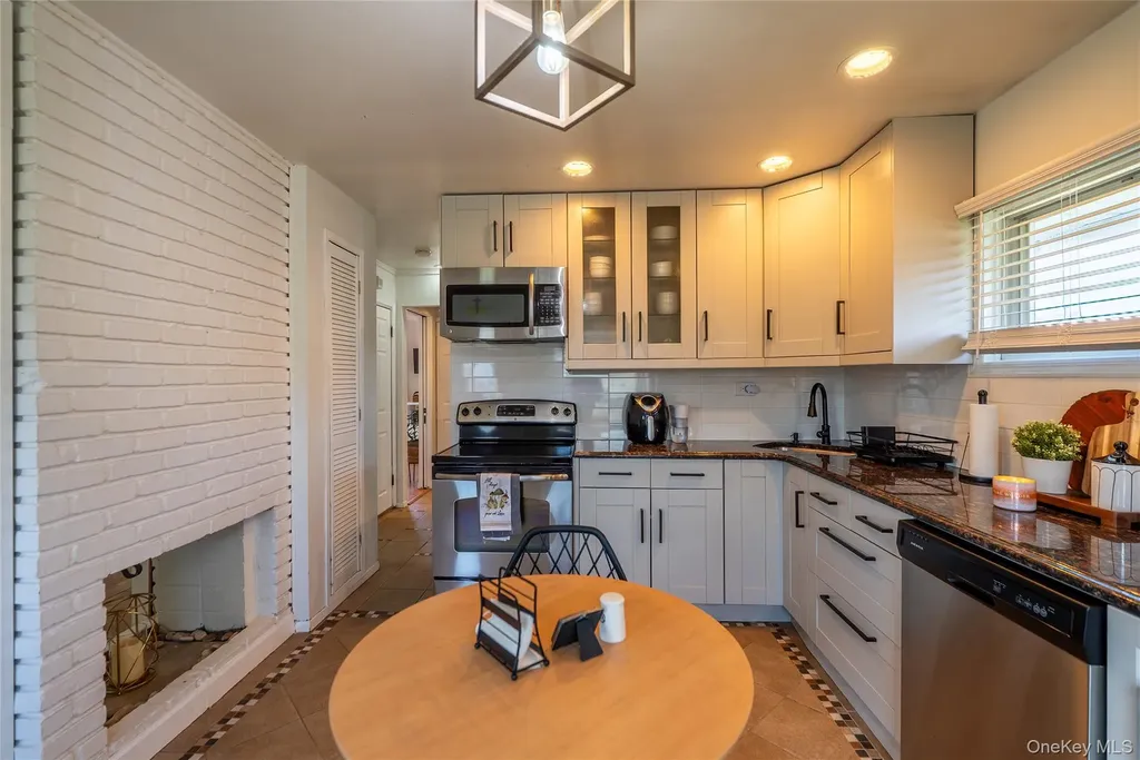 23 Bent Lane Levittown NY 11756