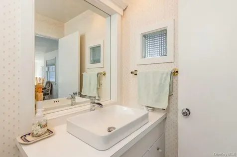582 Hayground Road Wainscott NY 11976