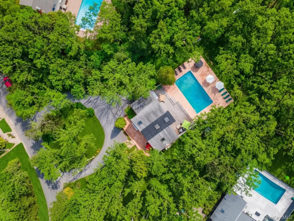 44 Diane Drive East Hampton NY 11937