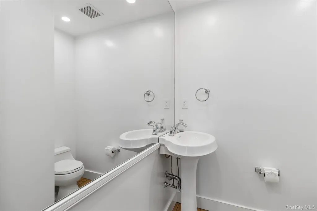 44 Diane Drive East Hampton NY 11937