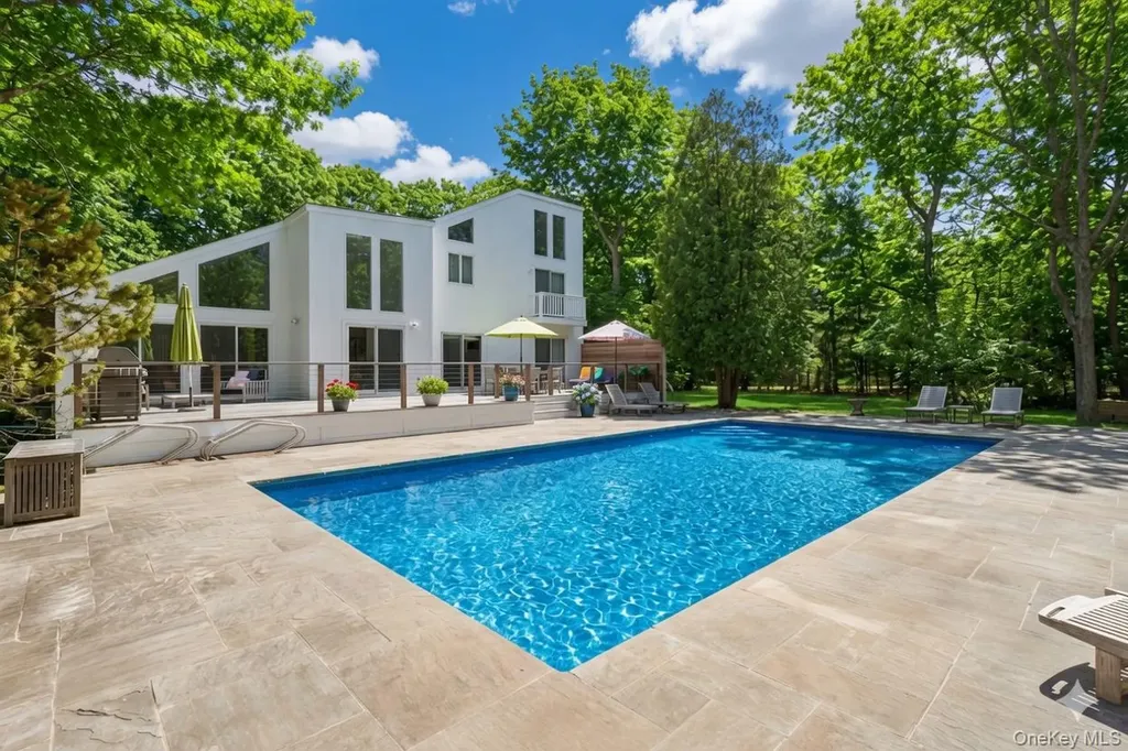 44 Diane Drive East Hampton NY 11937