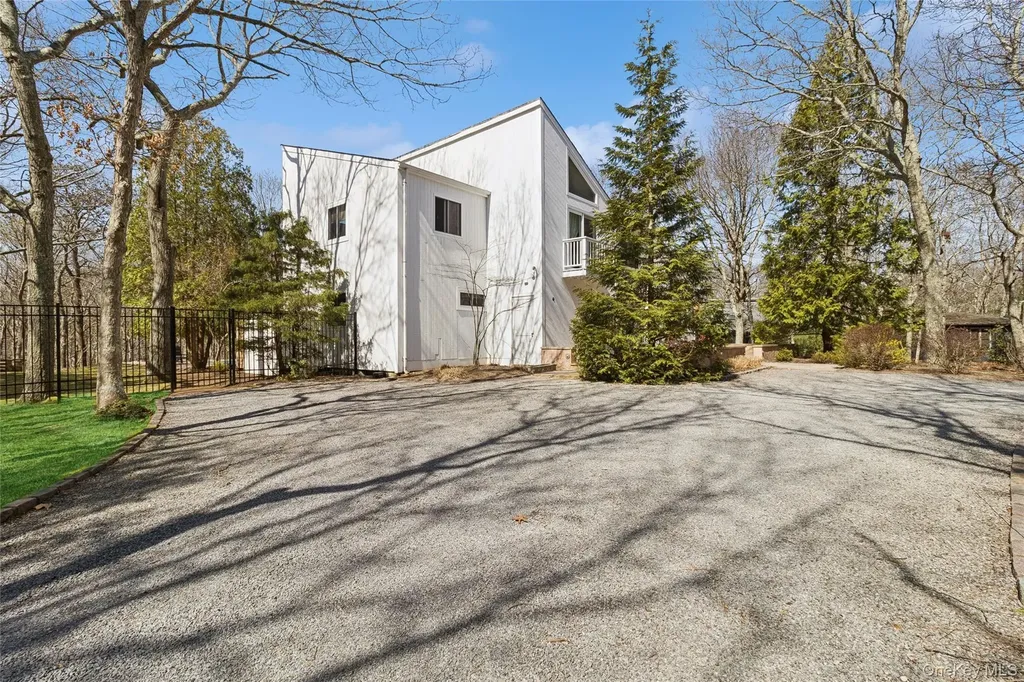 44 Diane Drive East Hampton NY 11937