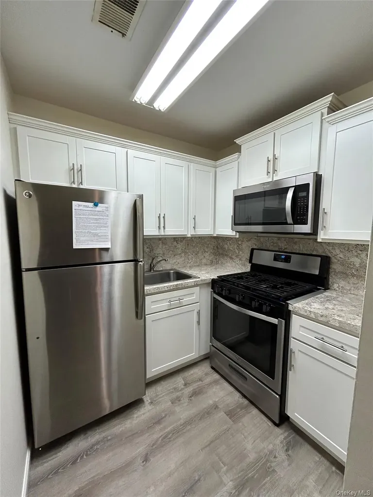 37 El Comino Coram NY 11727