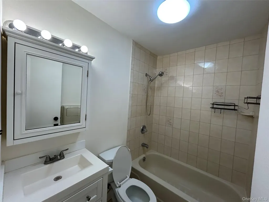 37 El Comino Coram NY 11727