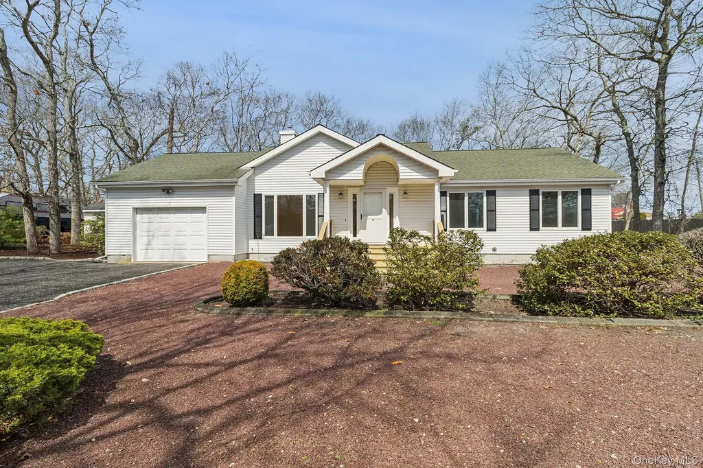 4 Carols Way Hampton Bays NY 11946