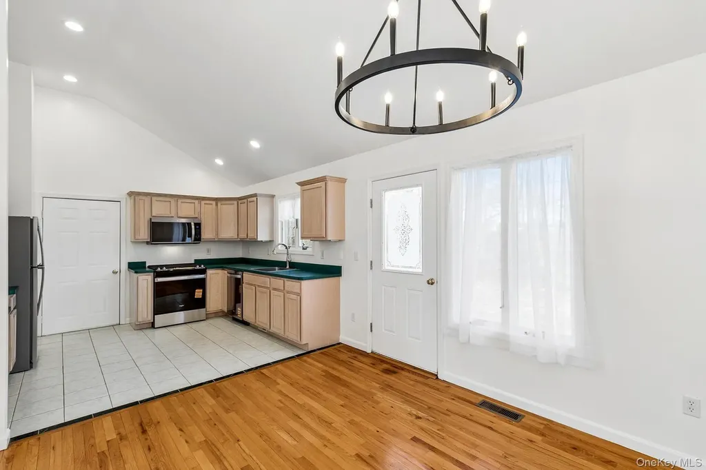 4 Carols Way Hampton Bays NY 11946