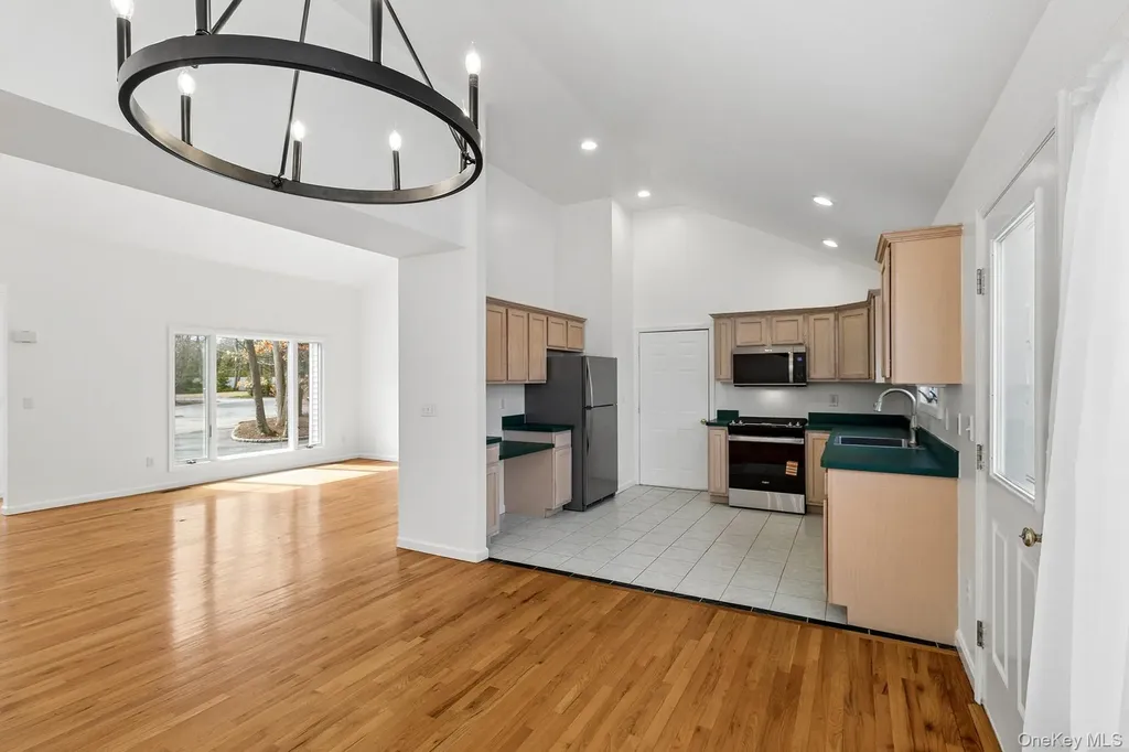 4 Carols Way Hampton Bays NY 11946