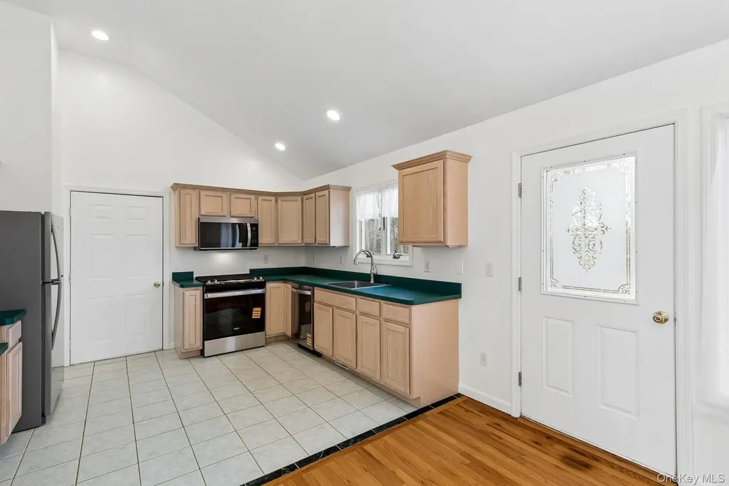 4 Carols Way Hampton Bays NY 11946