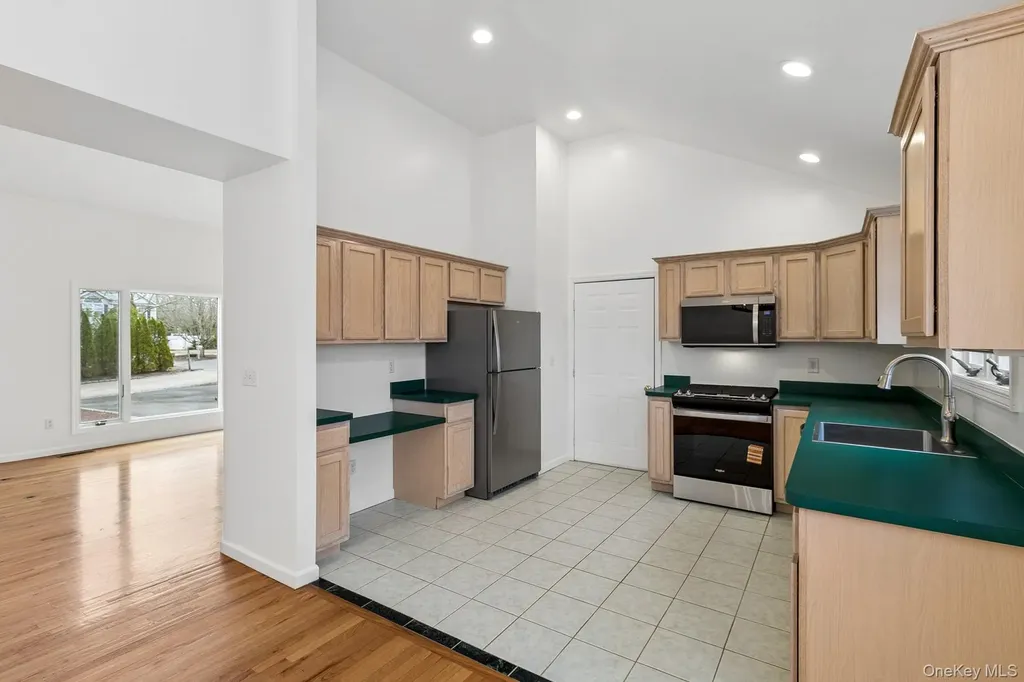 4 Carols Way Hampton Bays NY 11946