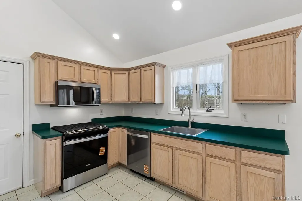 4 Carols Way Hampton Bays NY 11946