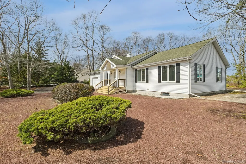 4 Carols Way Hampton Bays NY 11946