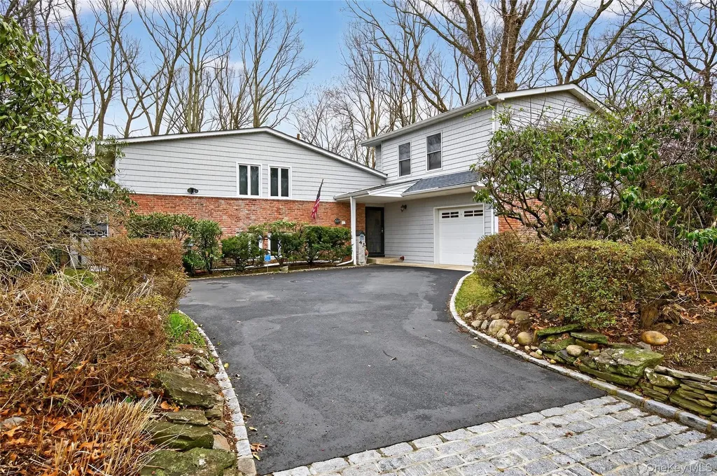43 Highwood Road East Norwich NY 11732