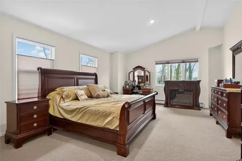43 Highwood Road East Norwich NY 11732