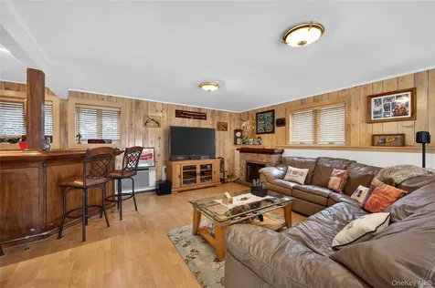 43 Highwood Road East Norwich NY 11732