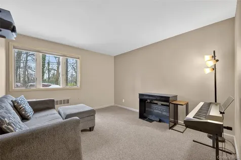 43 Highwood Road East Norwich NY 11732