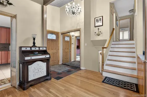 43 Highwood Road East Norwich NY 11732
