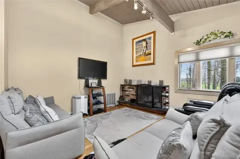 43 Highwood Road East Norwich NY 11732
