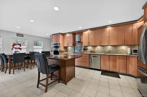 43 Highwood Road East Norwich NY 11732