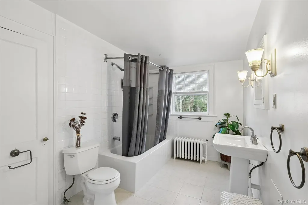 208 Wheatley Road Old Westbury NY 11568