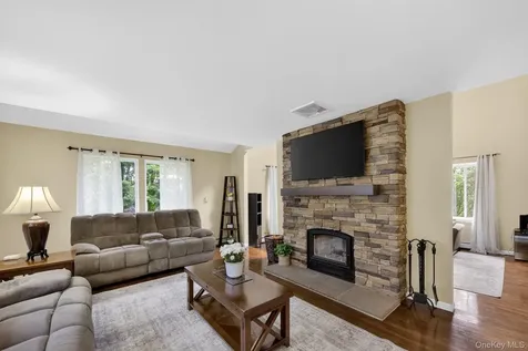 19 Apple Hill Drive Cortlandt Manor NY 10567