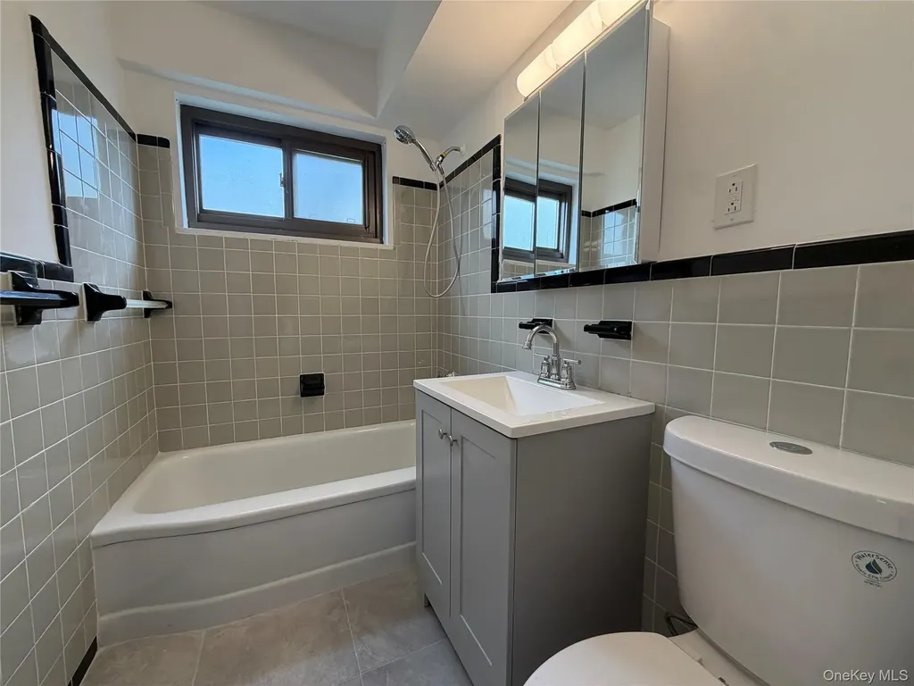 21-80 33rd Road Astoria NY 11106