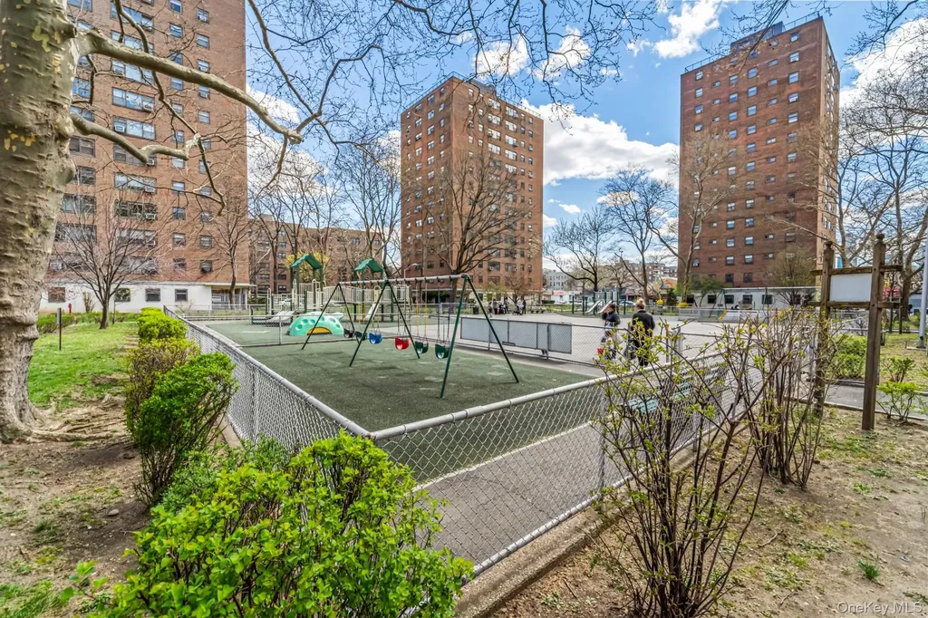 21-80 33rd Road Astoria NY 11106