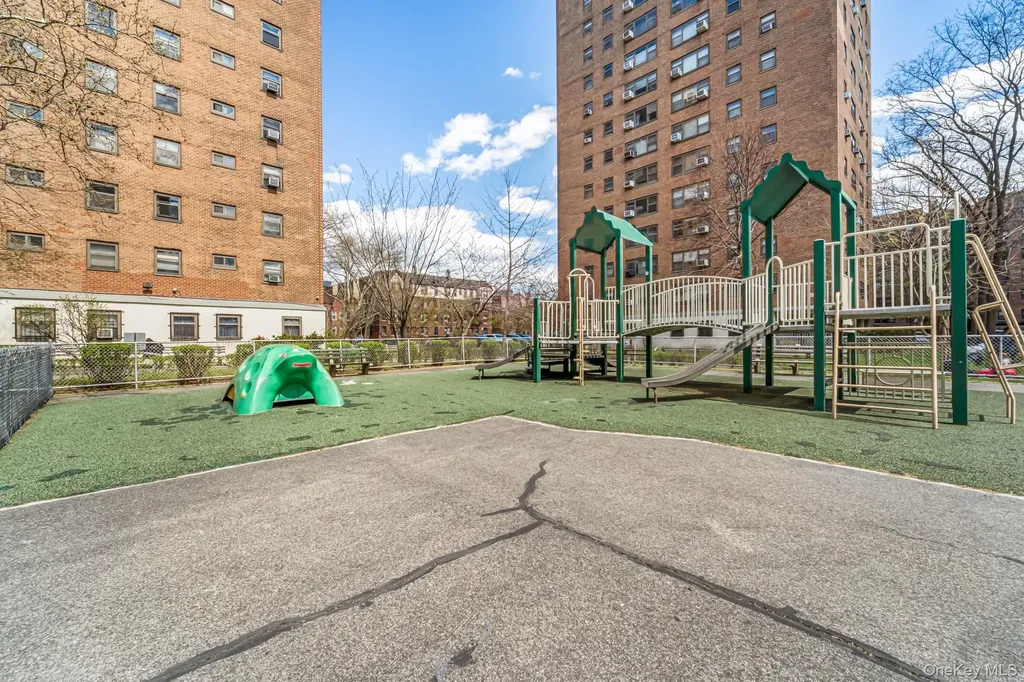21-80 33rd Road Astoria NY 11106