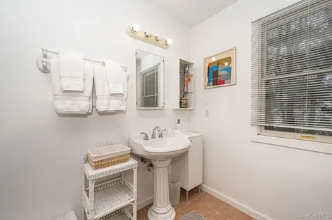 128 Springy Banks Road East Hampton NY 11937