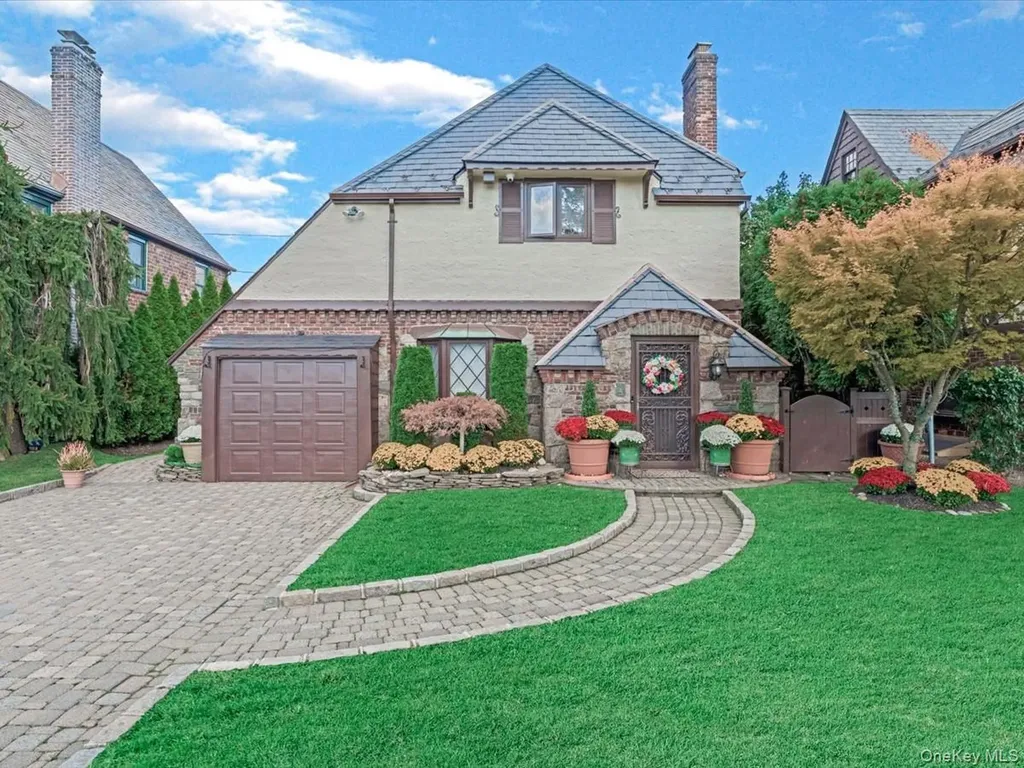 16 Kenilworth Road Mineola NY 11501