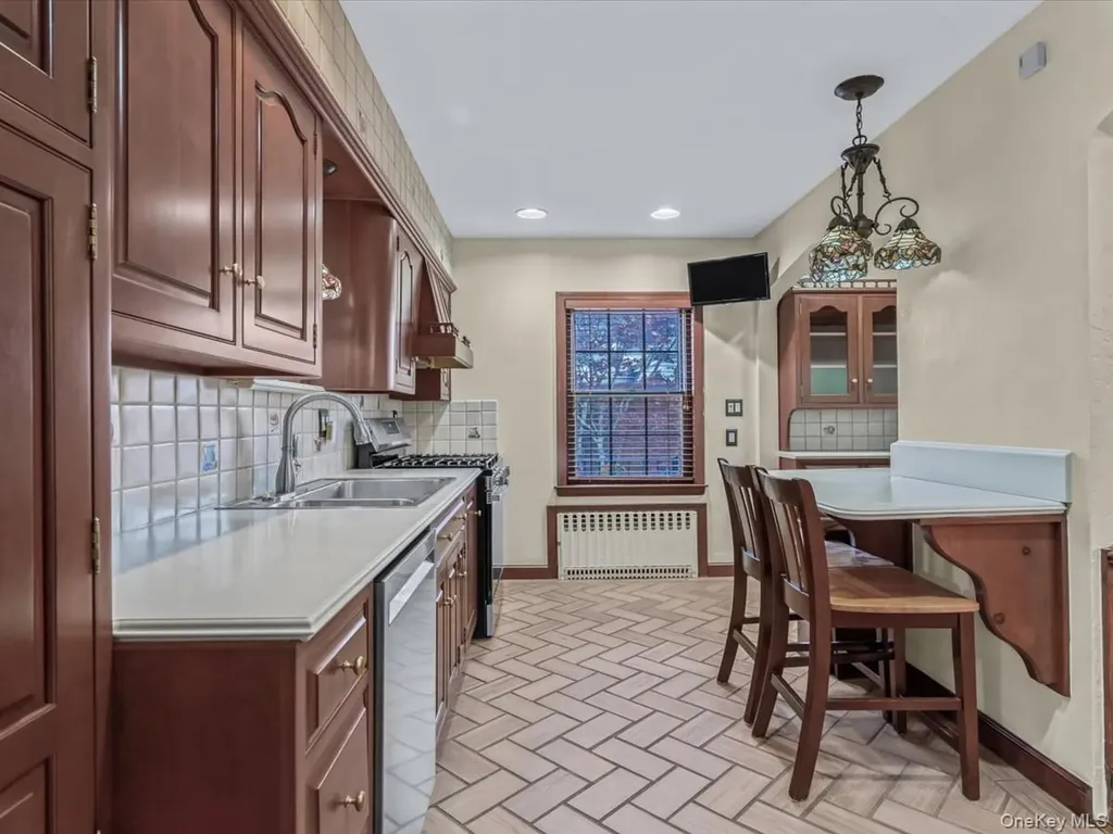 16 Kenilworth Road Mineola NY 11501