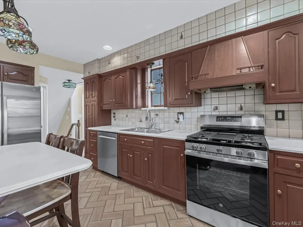 16 Kenilworth Road Mineola NY 11501